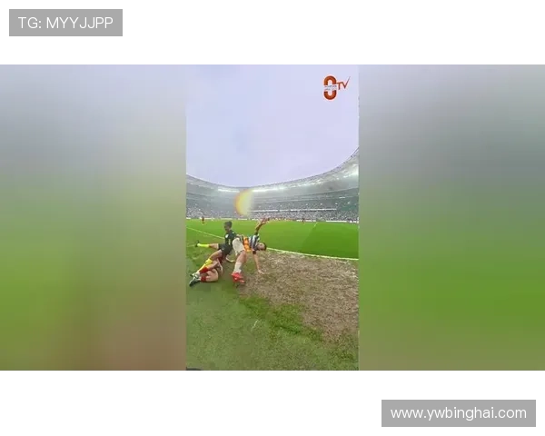 土耳其女边裁被铲倒伤情严重